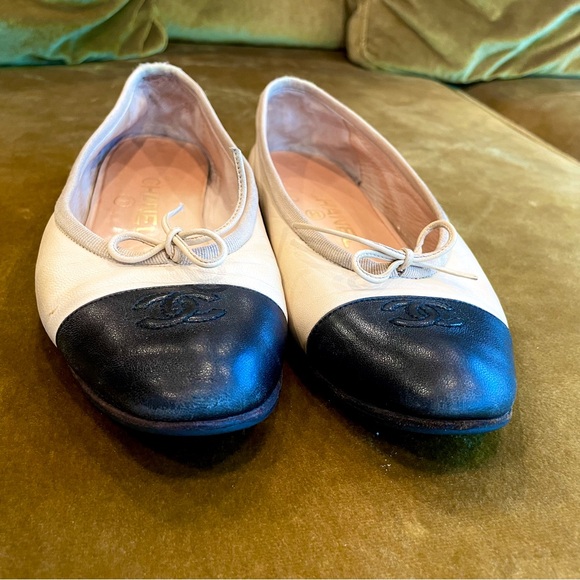 CHANEL cap toed ballet flats with interlocking CCs, sz37 1/2 beige/black GUC - Picture 6 of 15